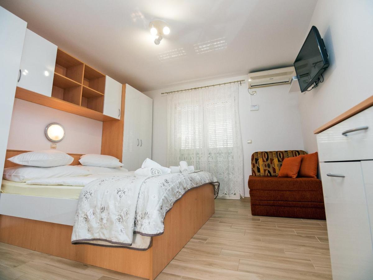 Apartments Bene Banjol Exterior photo