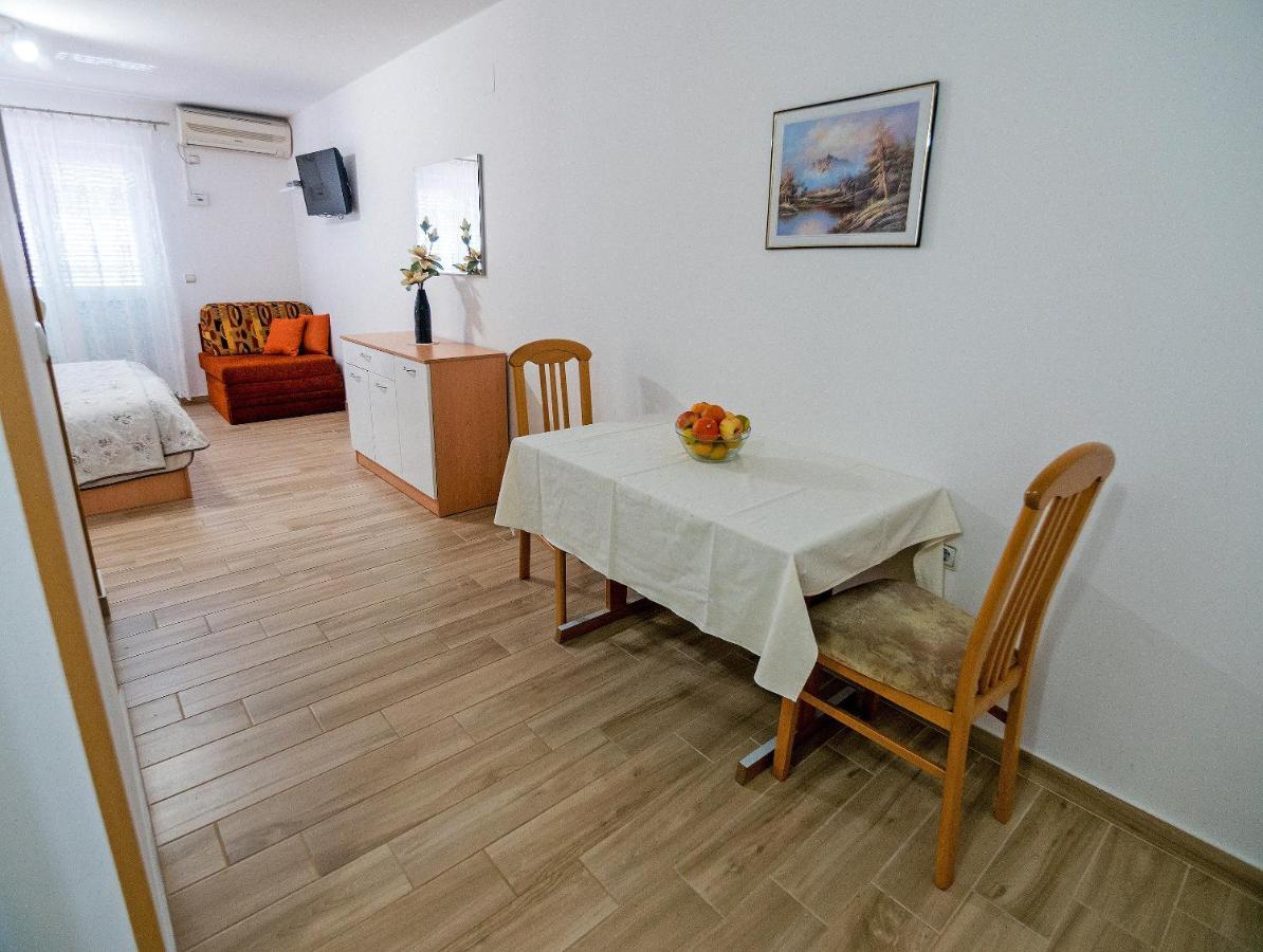 Apartments Bene Banjol Exterior photo