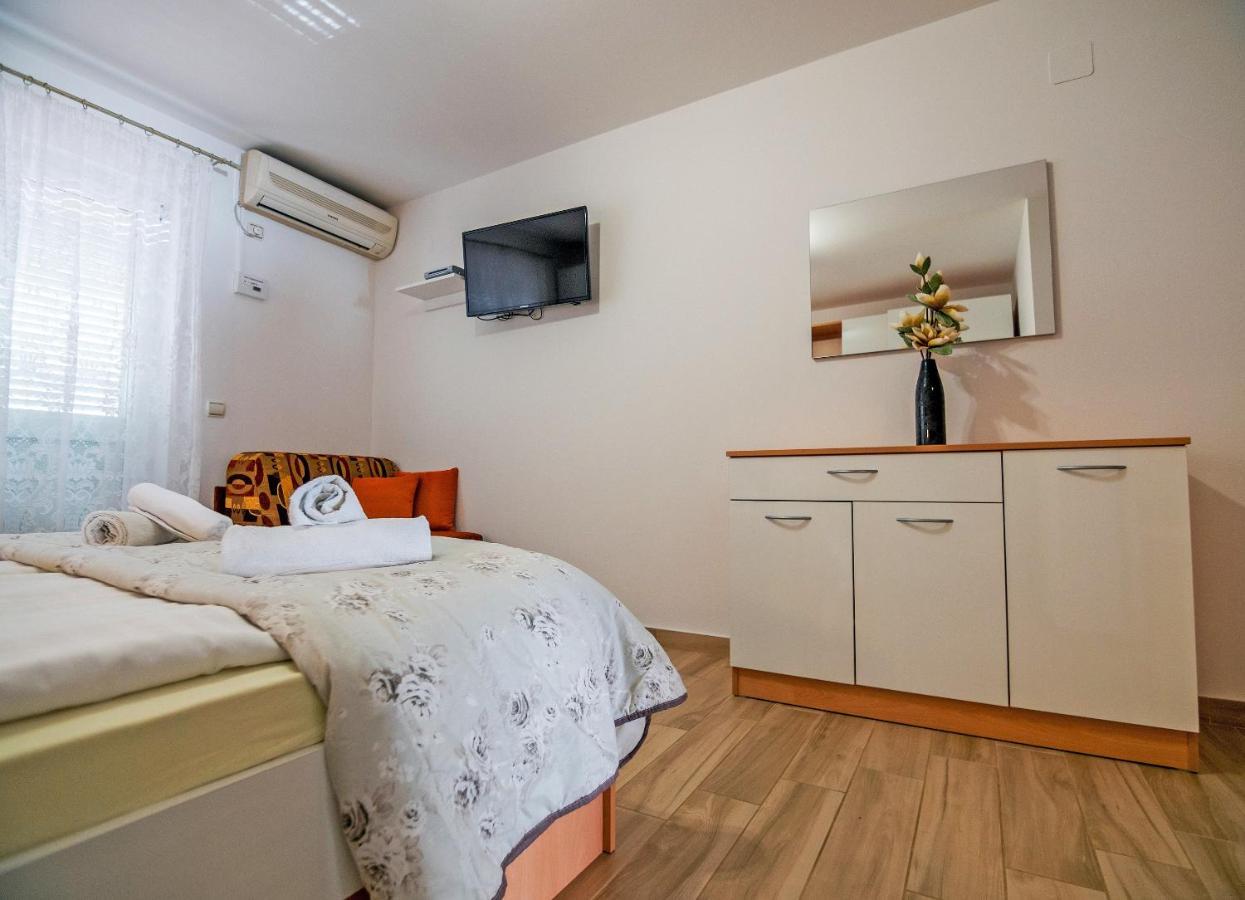 Apartments Bene Banjol Exterior photo