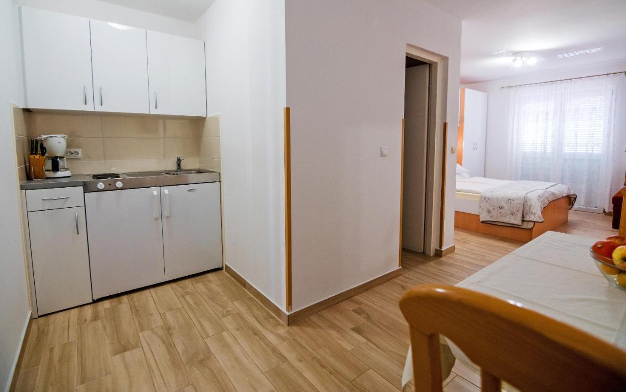 Apartments Bene Banjol Exterior photo