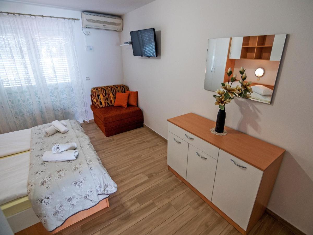 Apartments Bene Banjol Exterior photo