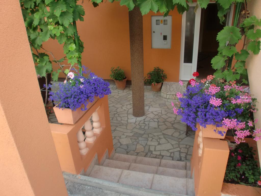 Apartments Bene Banjol Exterior photo